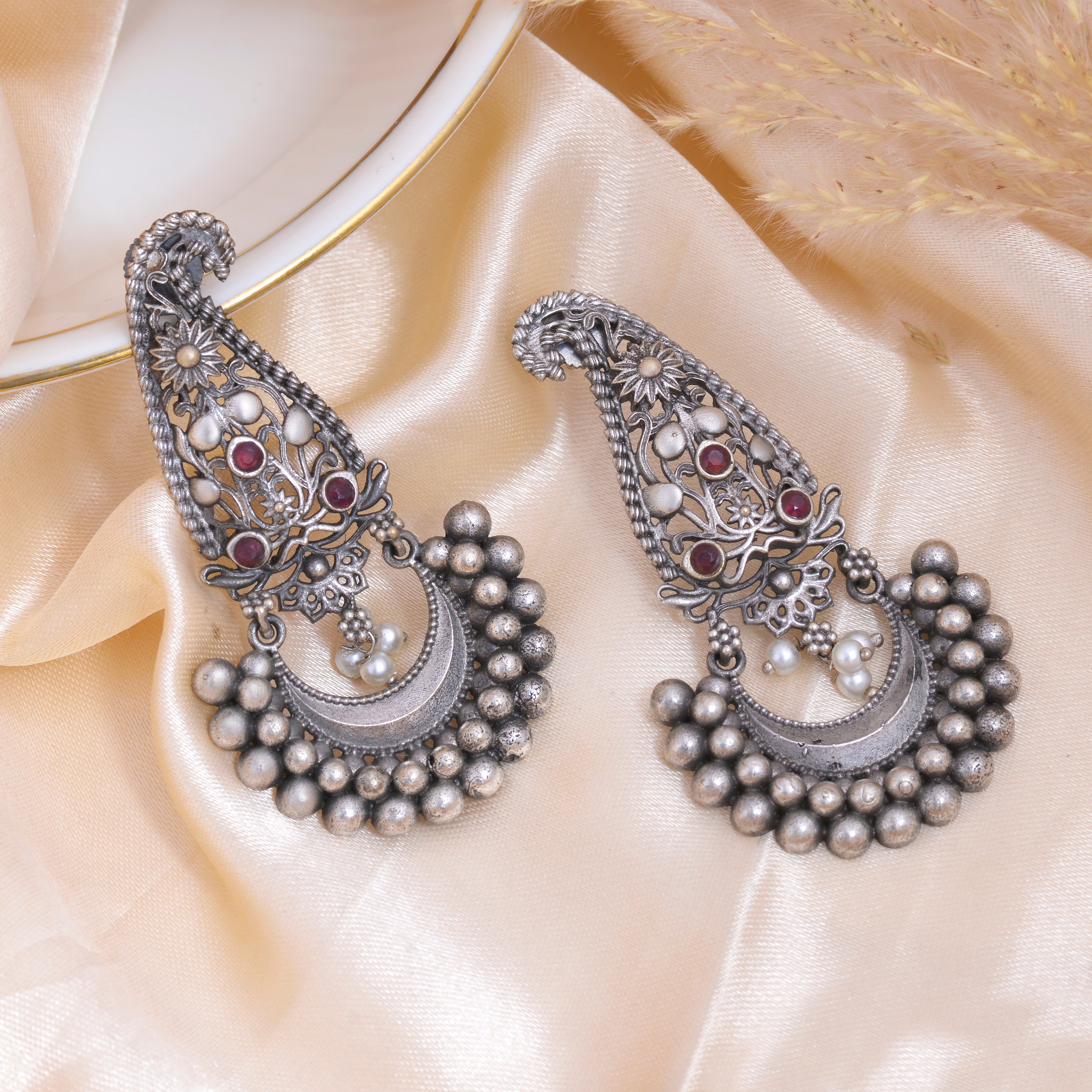 Riwaayat Curve Jhumki Earrings