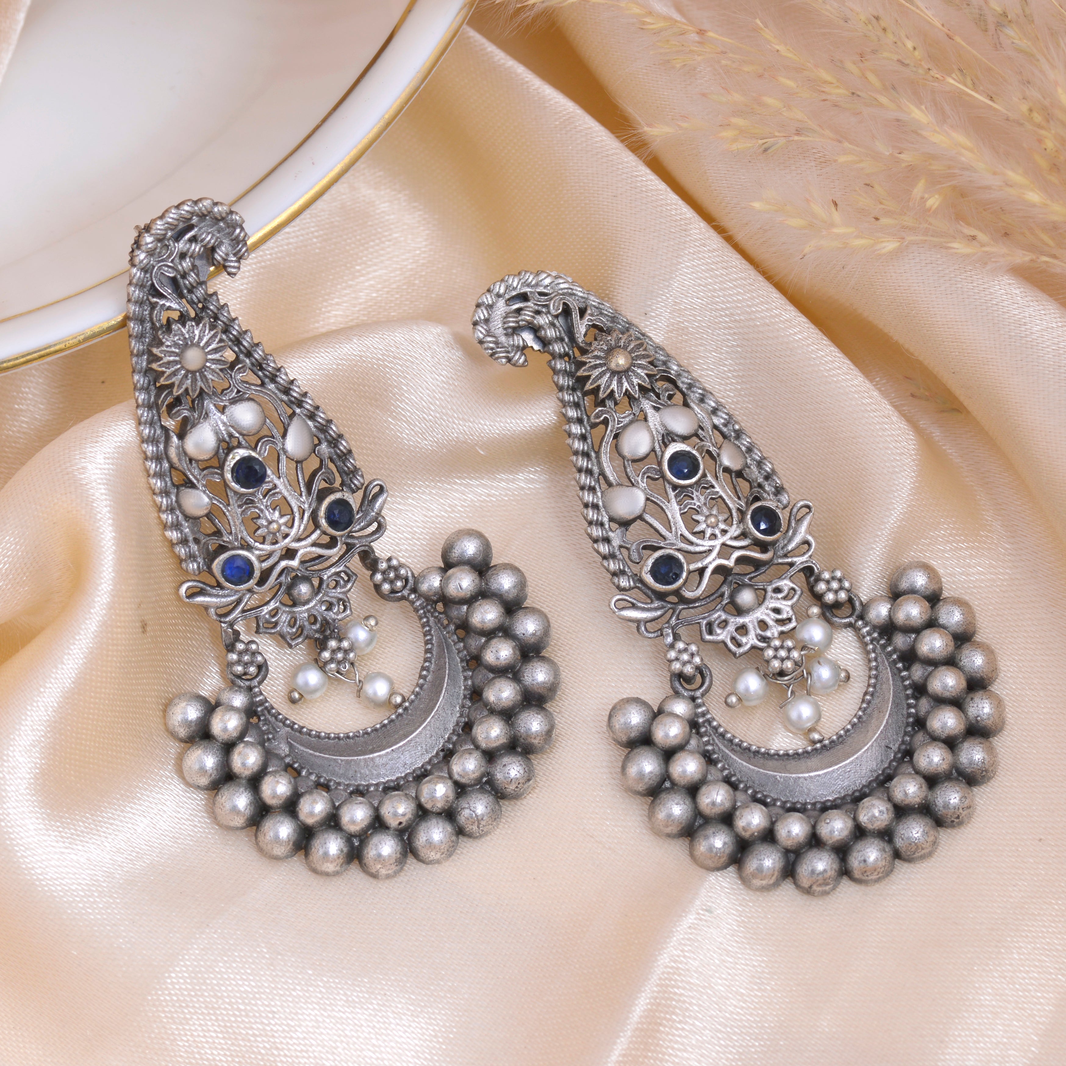 Riwaayat Curve Jhumki Earrings