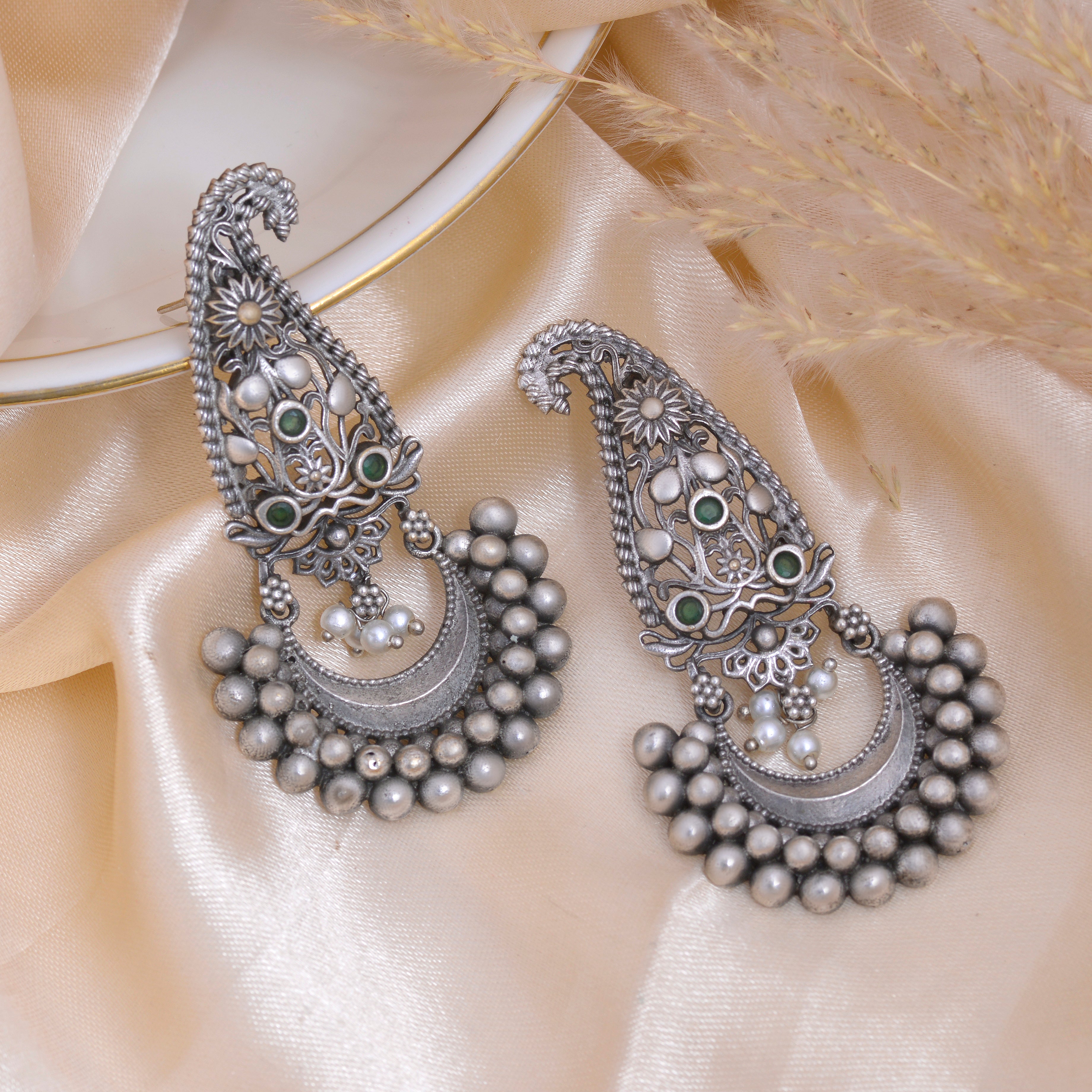 Riwaayat Curve Jhumki Earrings